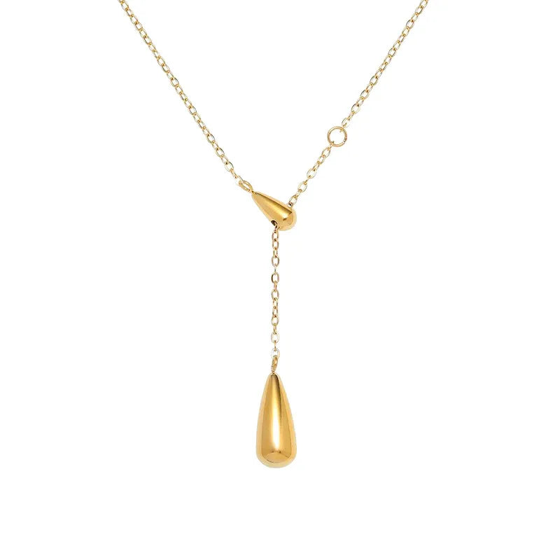 Collier couleur or en acier inoxydable avec pendentif goutte d’eau minimaliste.